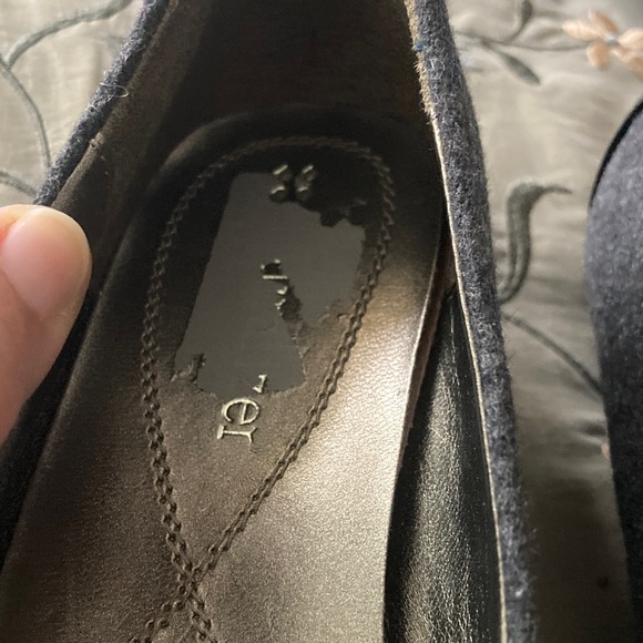 Naturalizer Gray Flats with Black Detail - Picture 3 of 4